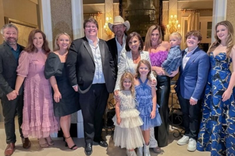 Country Music Icon Toby Keith Shares Heartwarming Family Christmas Photo - Music Mayhem Magazine