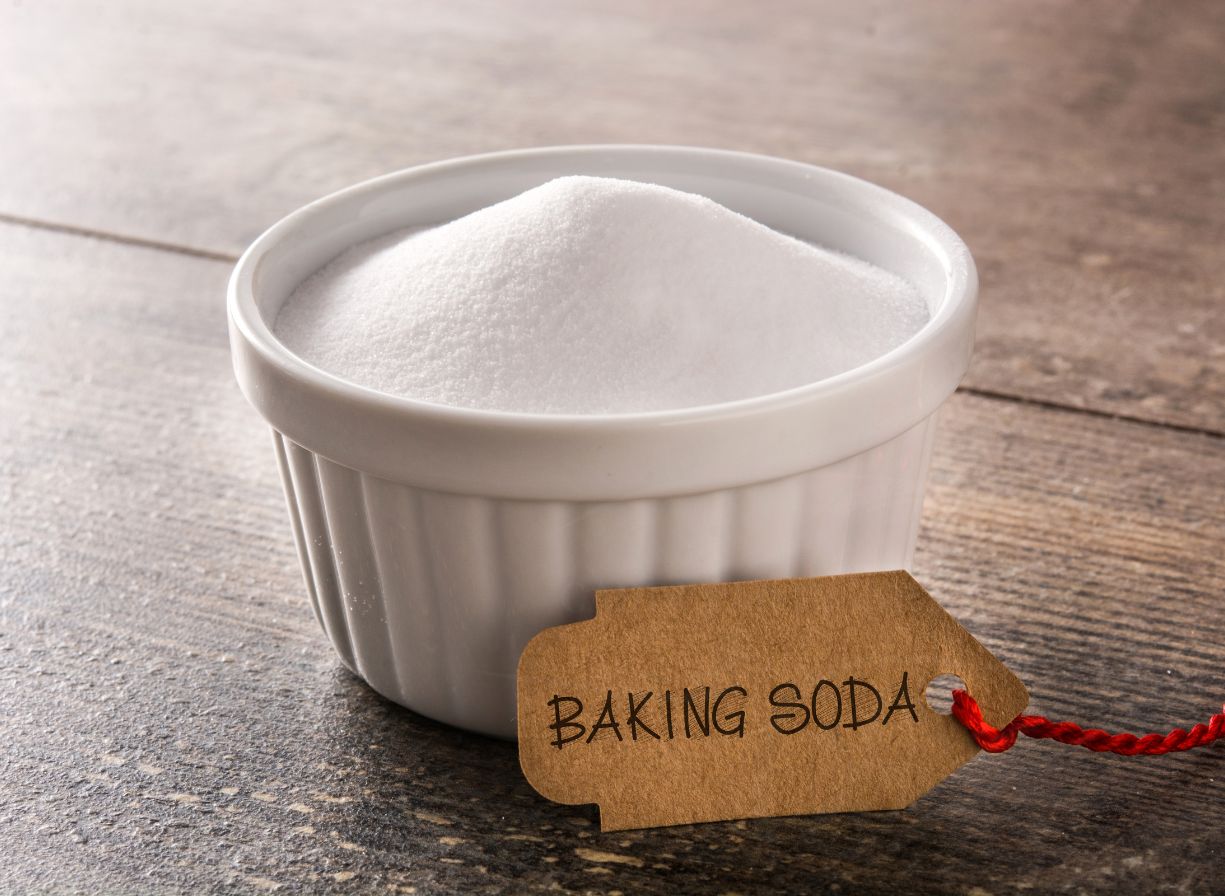 use baking soda to clean bird droppings