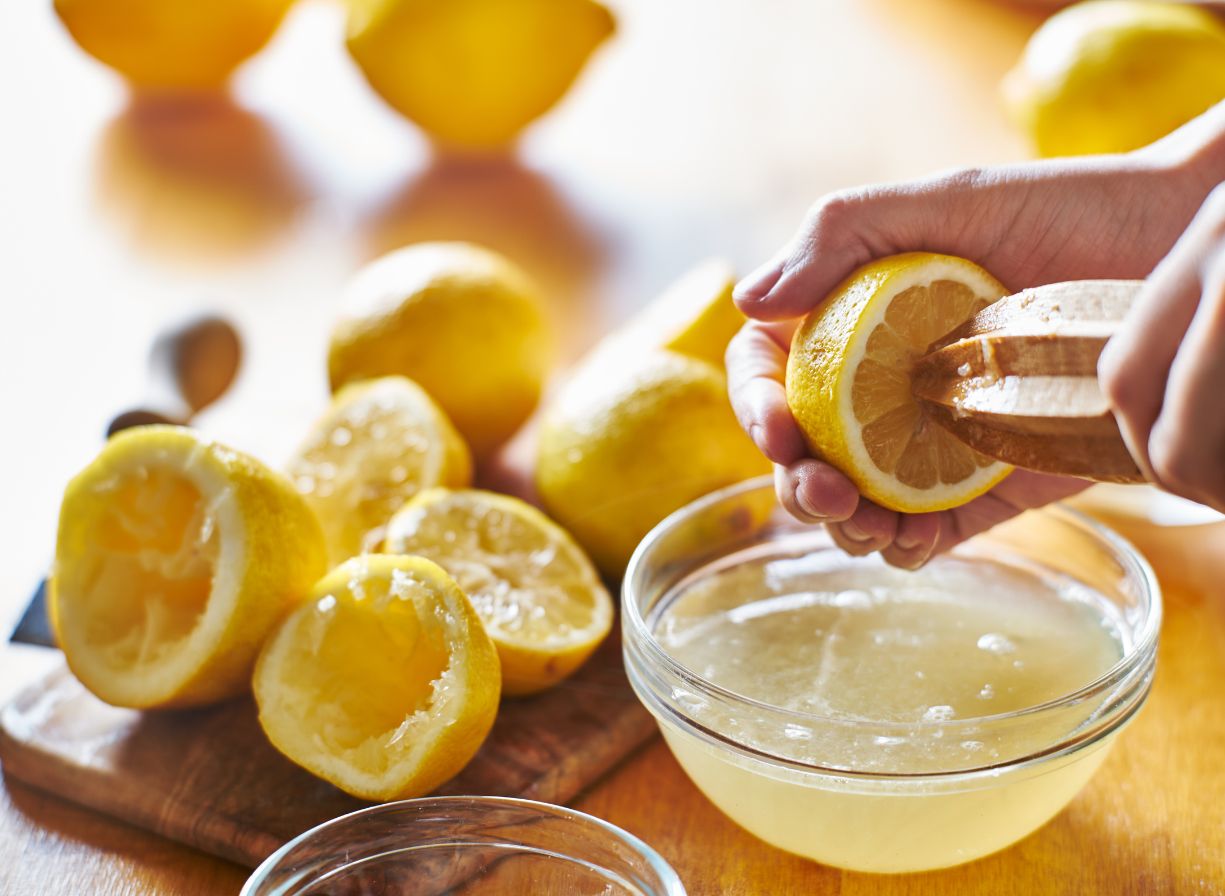 use lemon juice to clean bird droppings